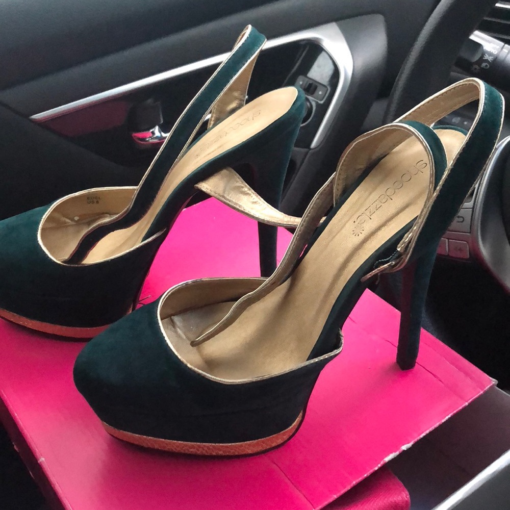 Emerald and gold closed toe pump